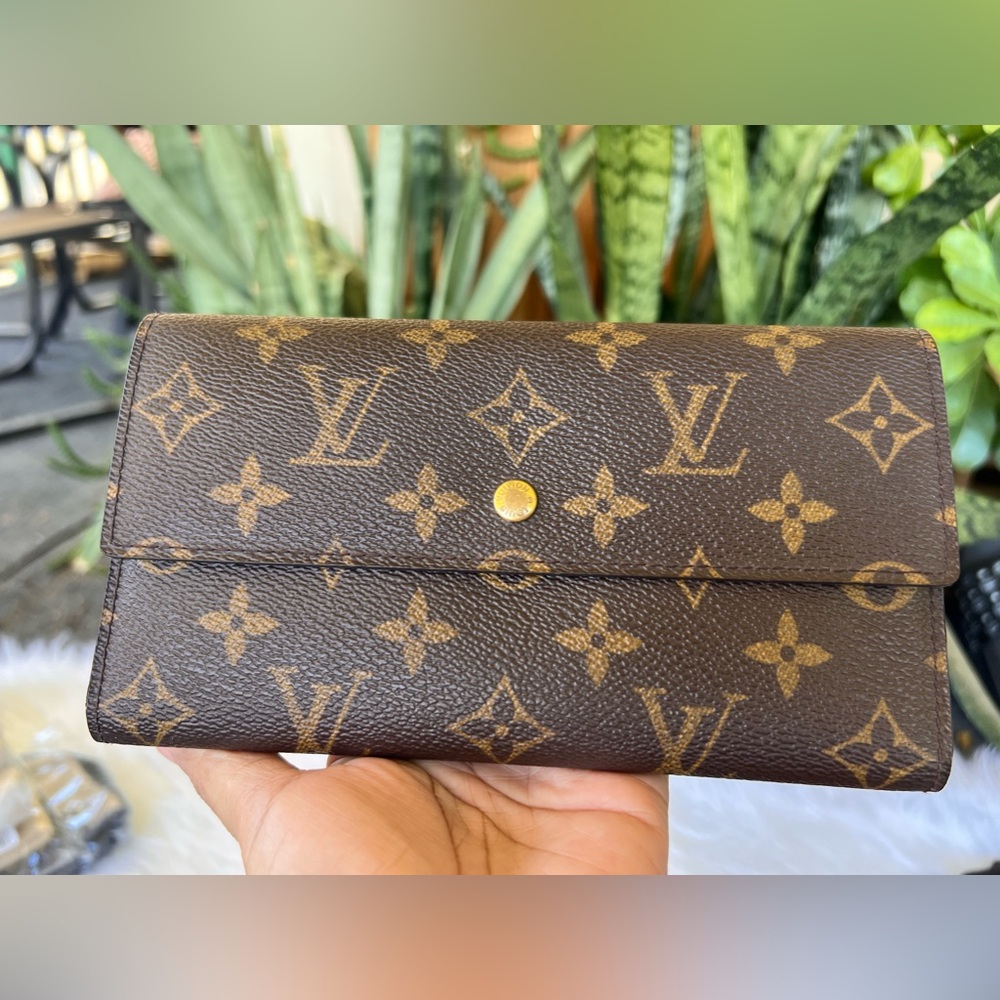 LV International Wallet (TH0074) Like New